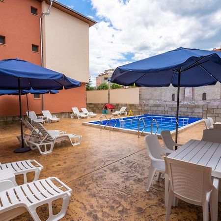 Family Hotel Preslav Exterior foto