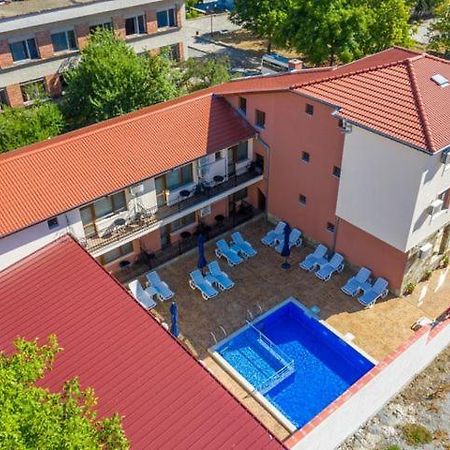 Family Hotel Preslav Exterior foto