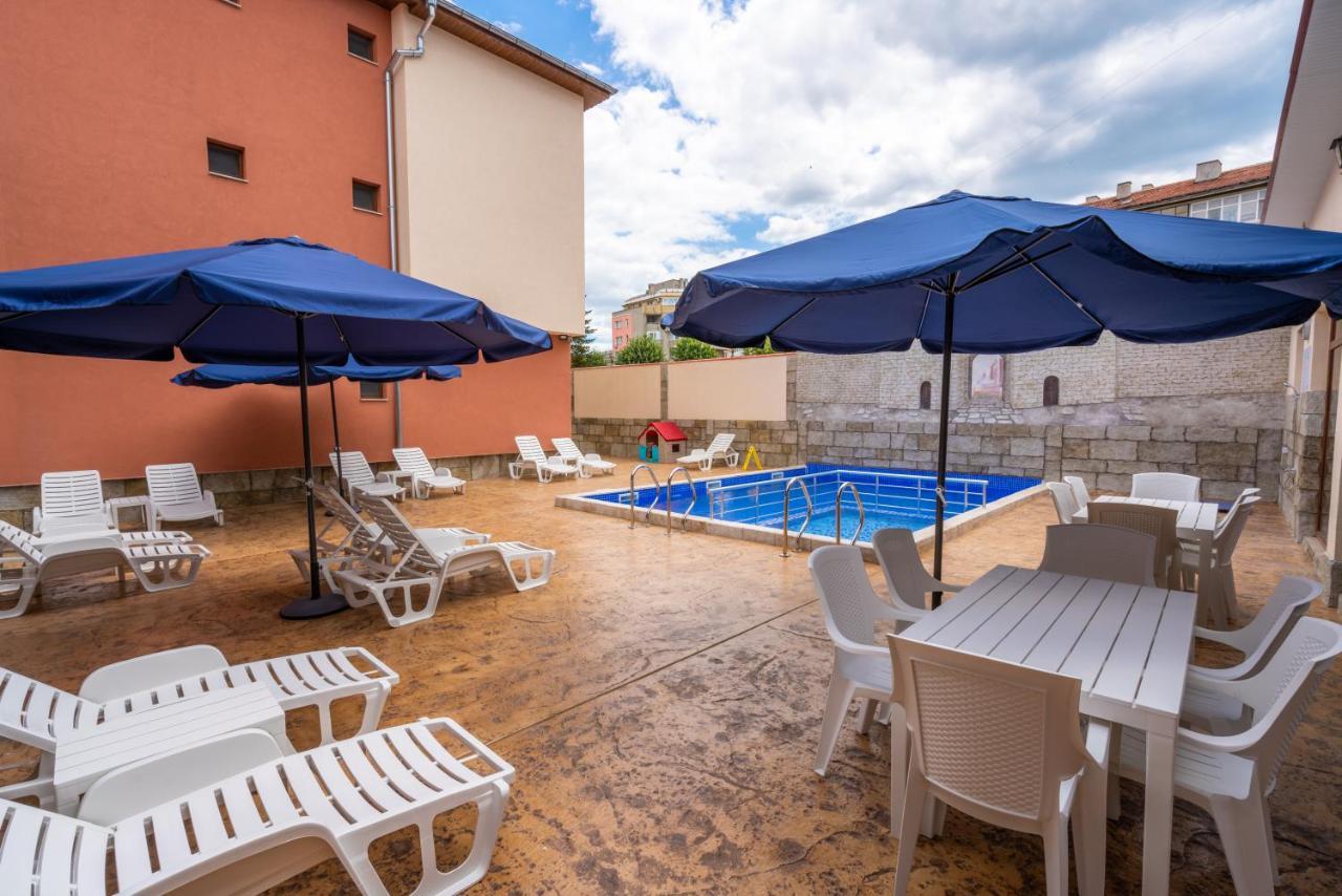 Family Hotel Preslav Exterior foto