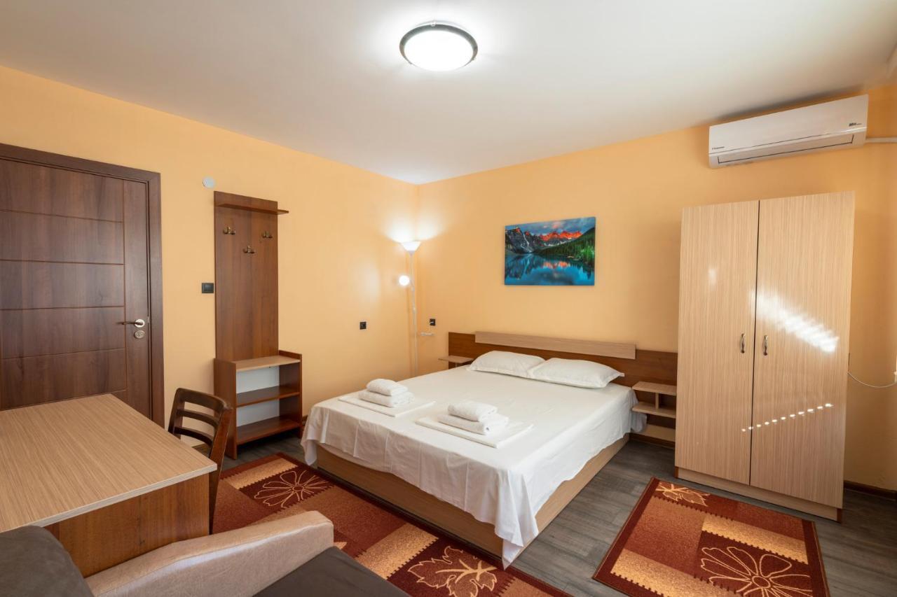 Family Hotel Preslav Exterior foto