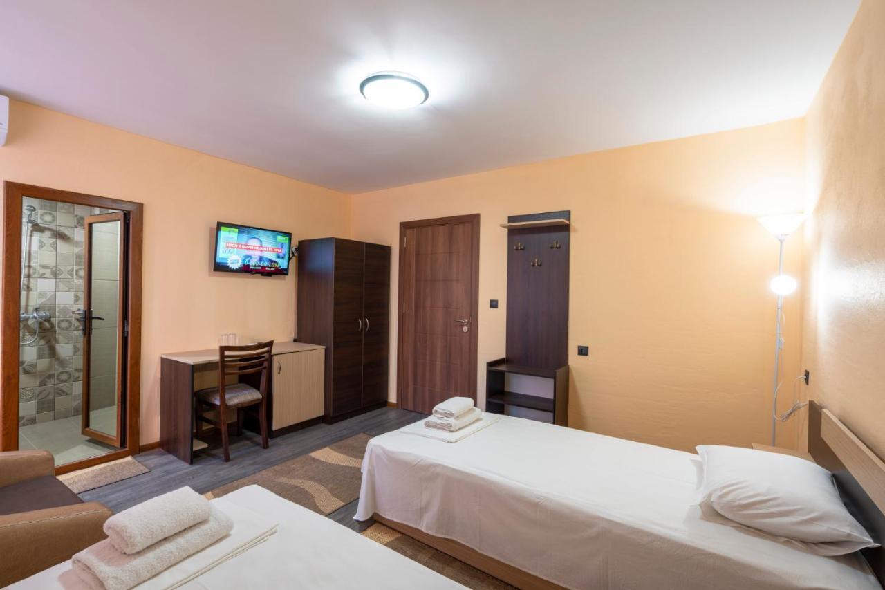 Family Hotel Preslav Exterior foto
