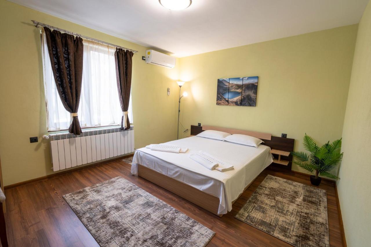 Family Hotel Preslav Exterior foto