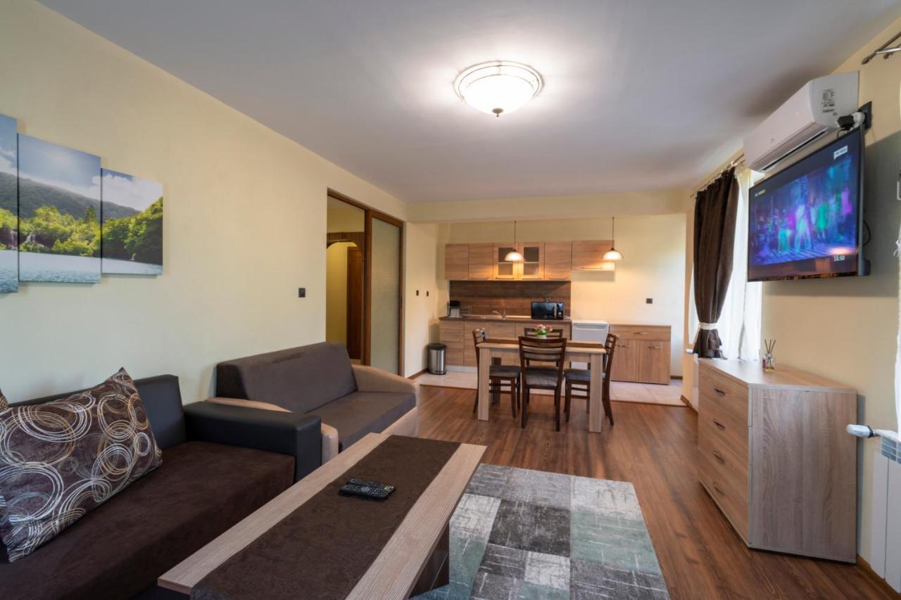Family Hotel Preslav Exterior foto