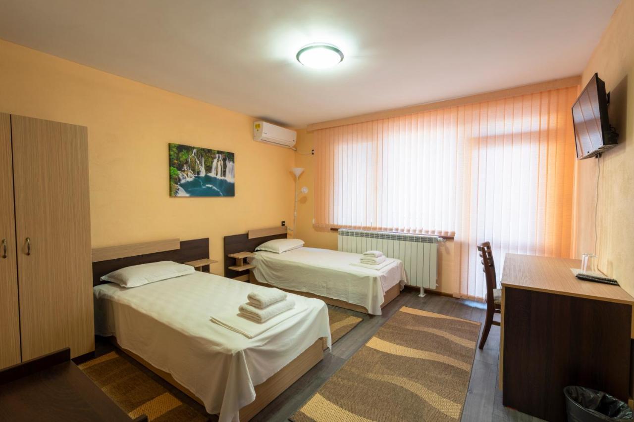 Family Hotel Preslav Exterior foto
